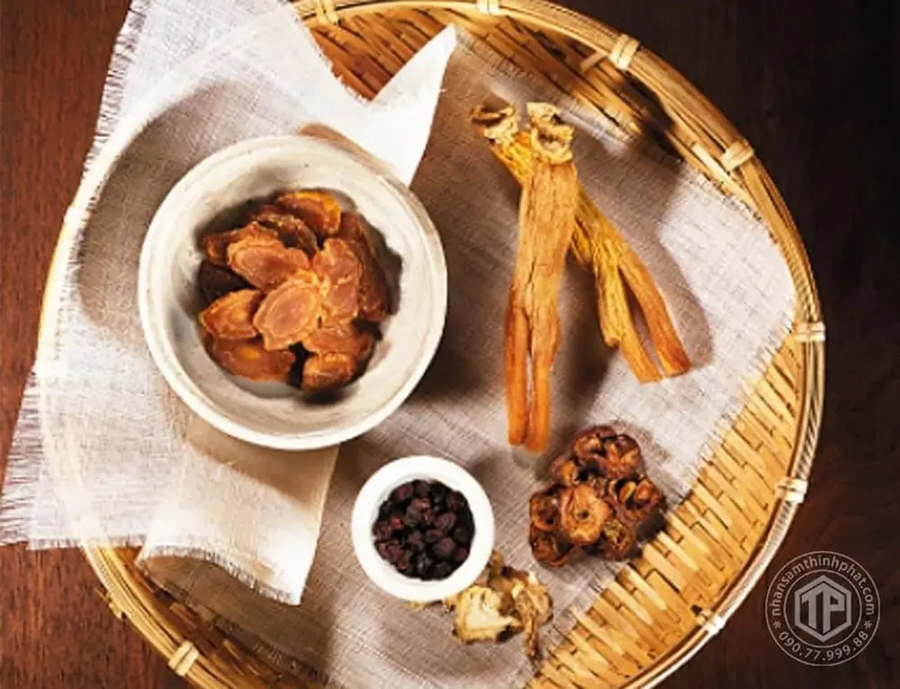 Hồng sâm củ khô chỉ cần mang đi hấp mềm, cắt lát là  có thể sử dụng được ngay