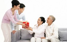 5 món quà sức khỏe ý nghĩa dành cho bố mẹ già của người con hiếu thảo ?